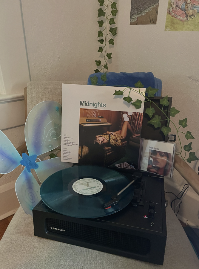 Vinyl+playing+Midnights+by+Taylor+Swift+on+record+player+in+Ellie+Millers+room.