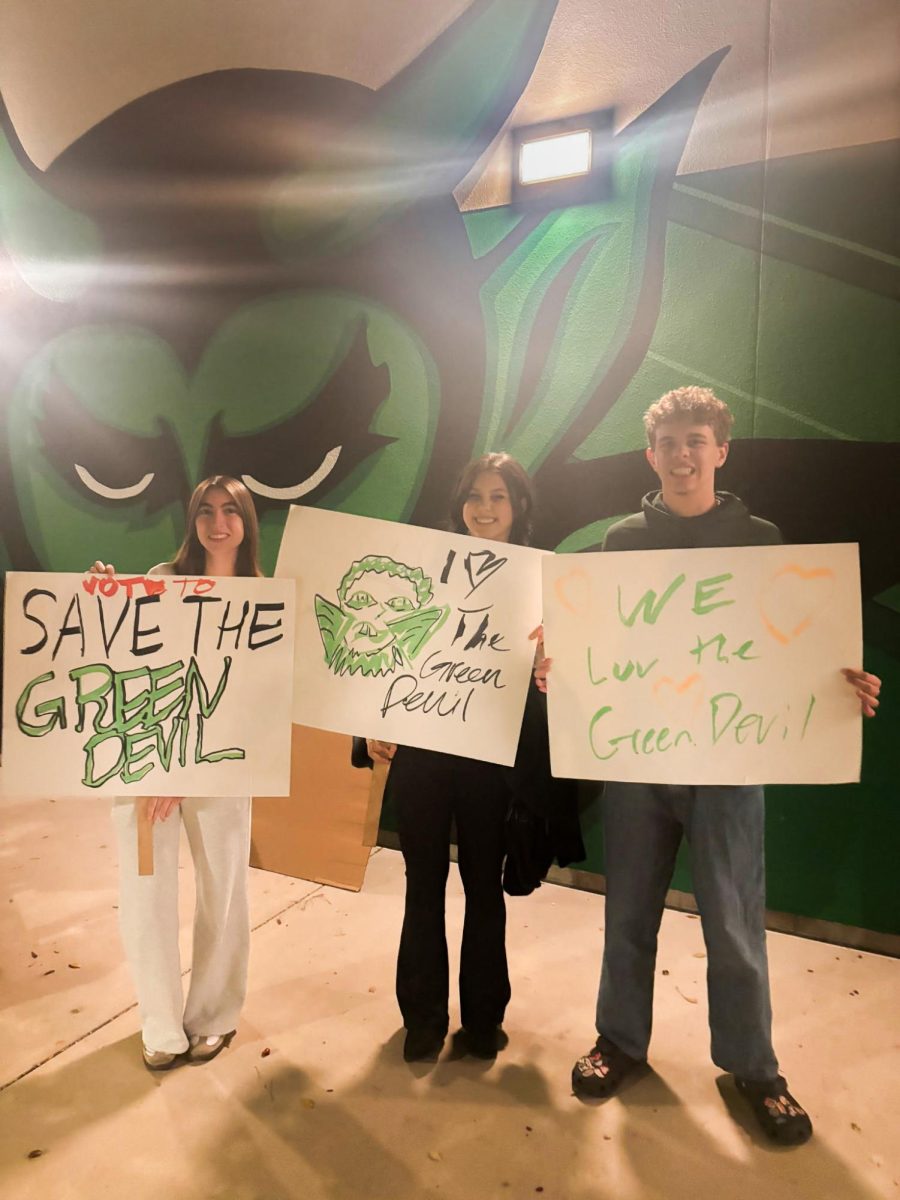 Students showing their support for the Green Devil mascot!